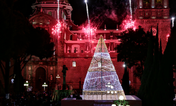 Encienden árbol y anuncian programa navideño 