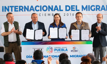 Entrega Alonso certificados a migrantes