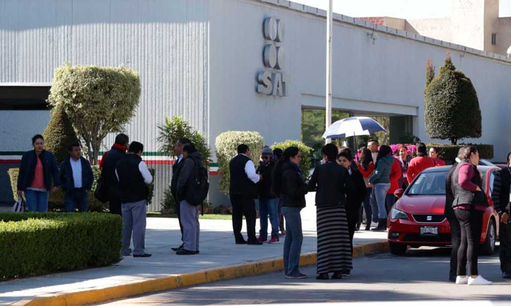 Protestan en Puebla contra despido masivo en el SAT