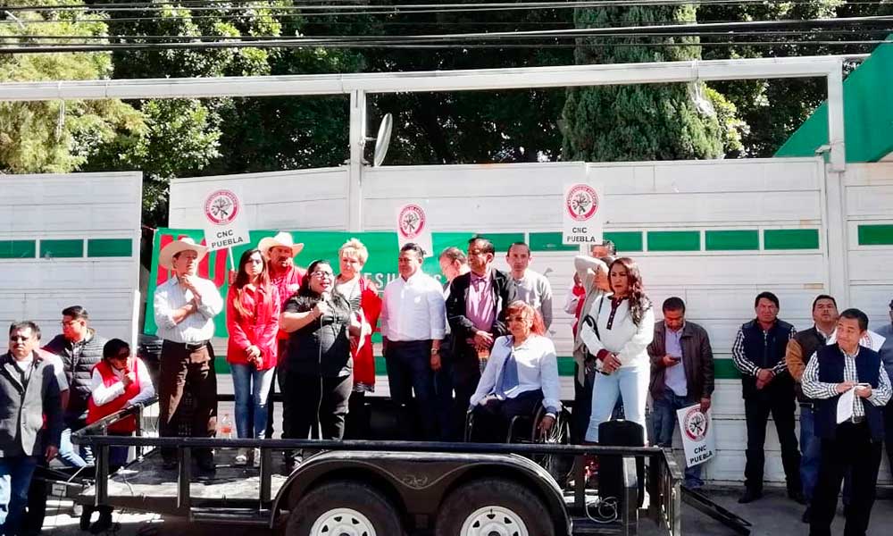 Se manifiestan en Sagarpa por recortes al campo