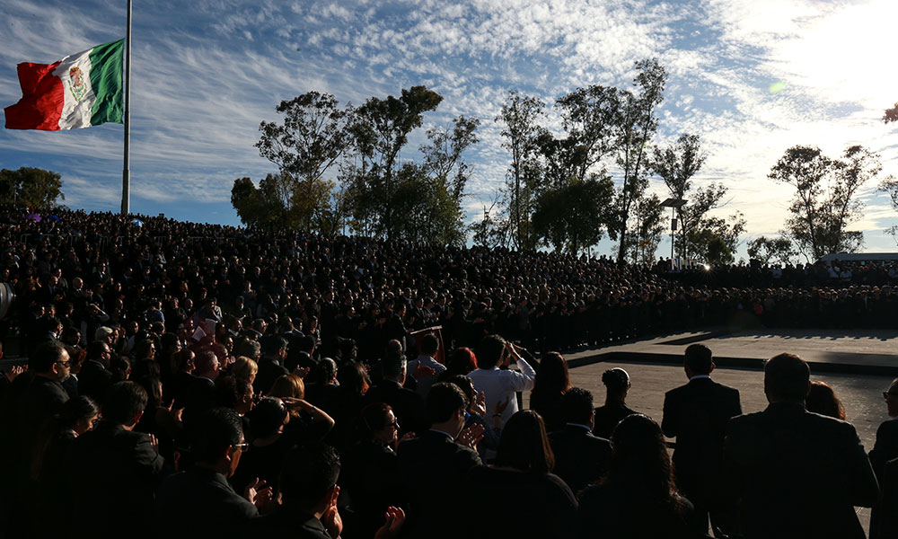 Gritan justicia, asesinos y fuera a Sánchez Cordero en acto fúnebre