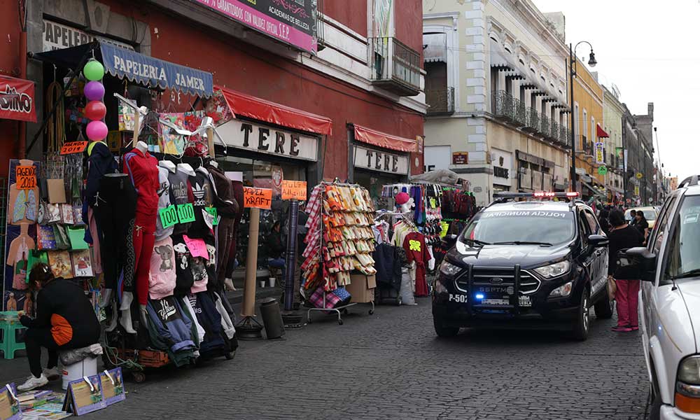 Inundan ambulantes calles con productos navideños