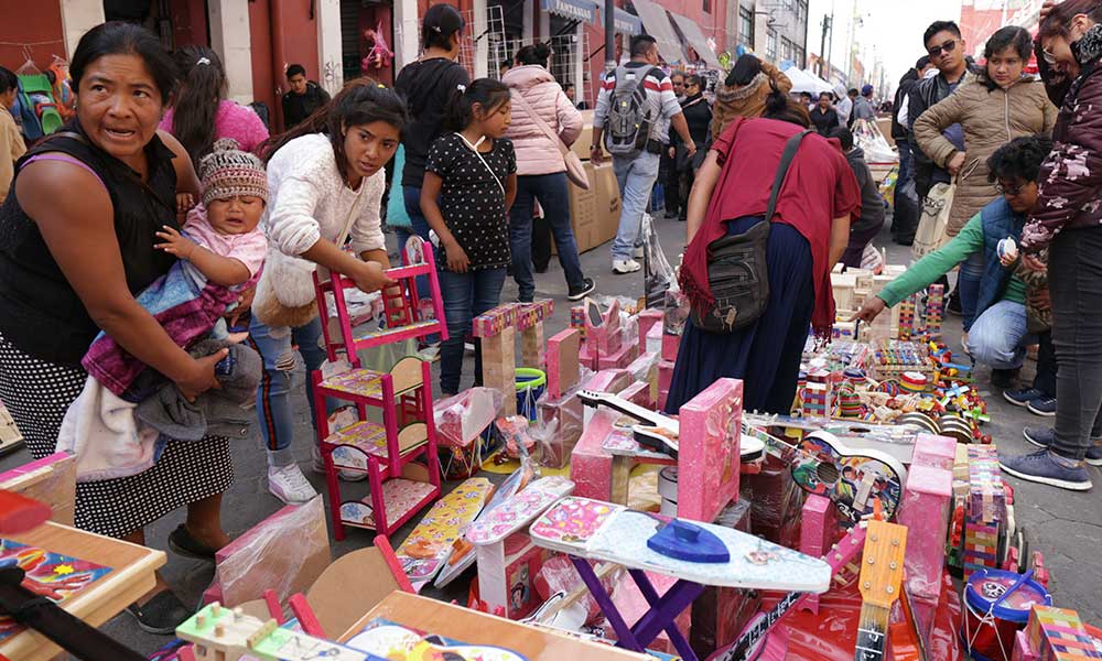 Acusan comerciantes pérdidas de 20% en juguetes por ambulantaje