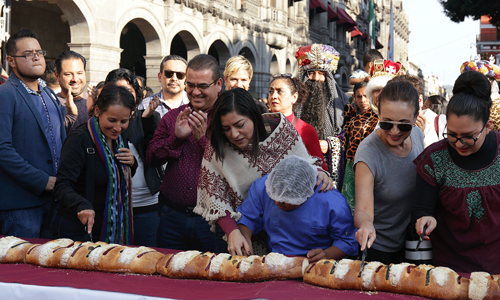 Parten en Zócalo monumental Rosca de Reyes