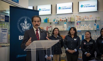Alfonso Esparza reinaugura sucursal de farmacias Fleming