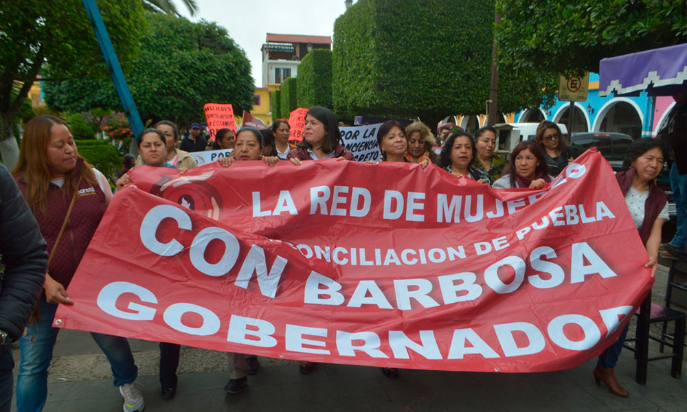 Red de Mujeres manifiesta apoyo a Barbosa con cadena humana