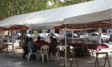 Amagan libreros con huelga de hambre