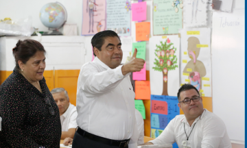 Miguel Barbosa acude a ejercer su voto en Tehuacán