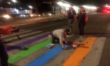 Activistas LGBT vuelven a pintar el paso de cebra de colores 