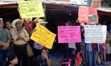 Exigen a L&oacute;pez Obrador mejorar carreteras en Jalpan