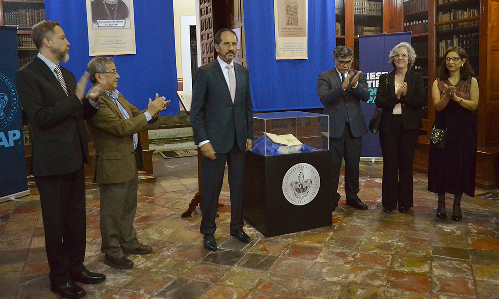 Inaugura Esparza exposición en Lafragua
