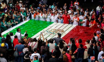 Crean gelatina gigante por fiestas patrias en la capital