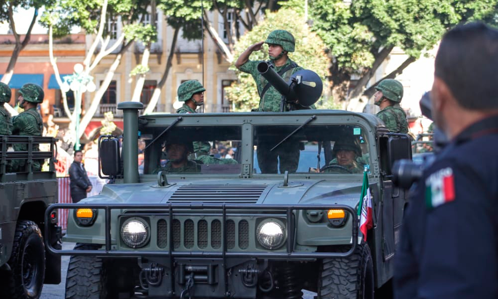 Encabeza Barbosa y Rivera desfile militar de Puebla