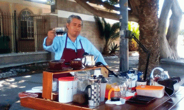 Carrito de café le roba la clientela a Starbucks en Tehuacán