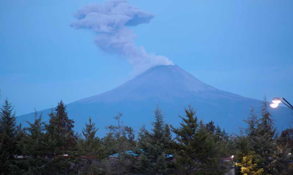 Se registra explosión de volcán Popocatépetl con columna de 1.2 km