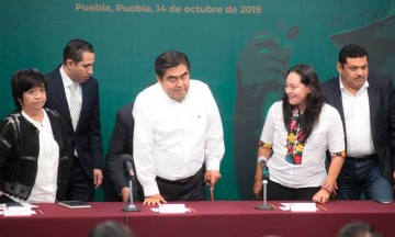 Acuerdan construir 100 viviendas en Puebla