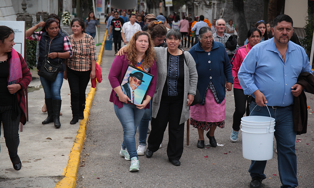 Adelantan familiares visitas al cementerio municipal