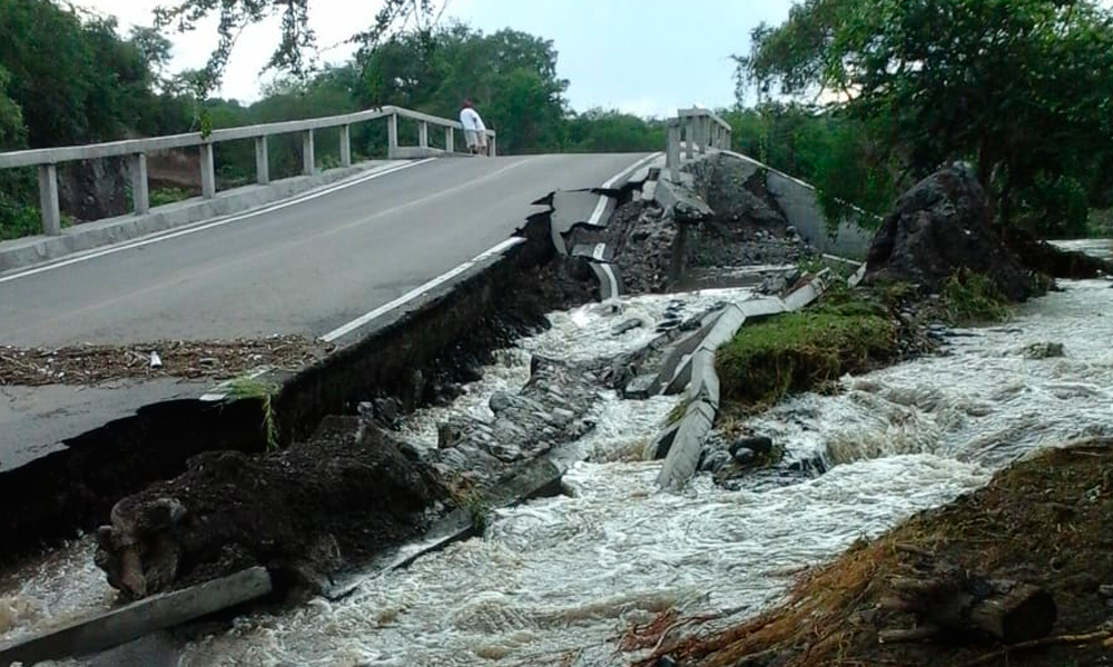 Se derrumba puente de Teotlalco a un año de su construcción