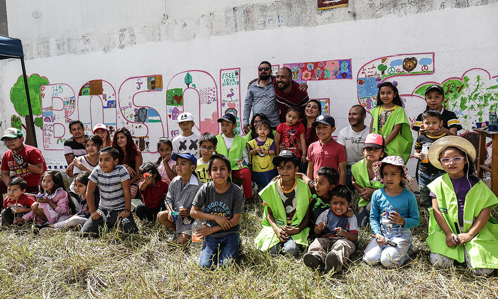 Niños pintan mural por la paz en Bosques de San Sebastián