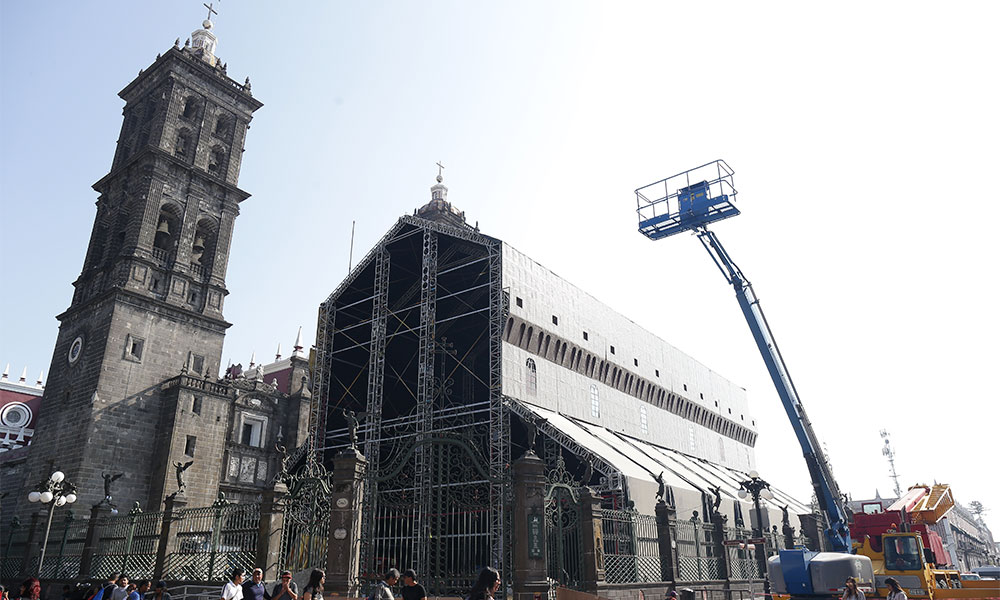 Tras clausura, reanudan instalación de réplica de Capilla Sixtina en Catedral