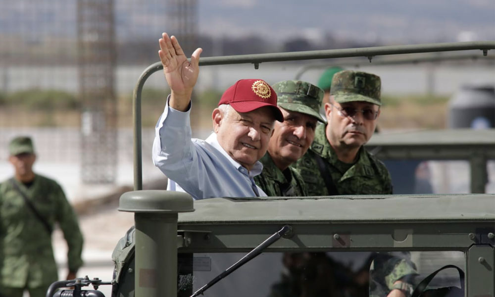 Supervisa AMLO industria militar en Puebla