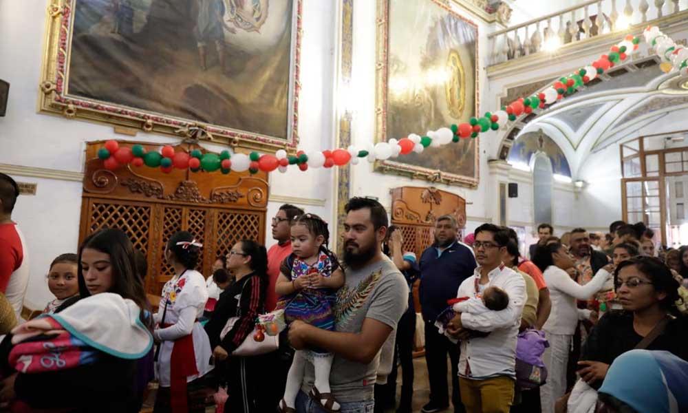 Decenas de poblanos celebran a la Virgen de Guadalupe
