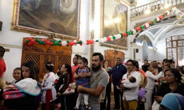 Decenas de poblanos celebran a la Virgen de Guadalupe