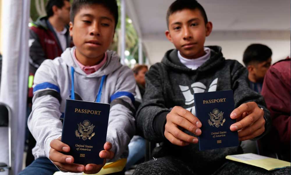 Entregan pasaportes a niños binacionales