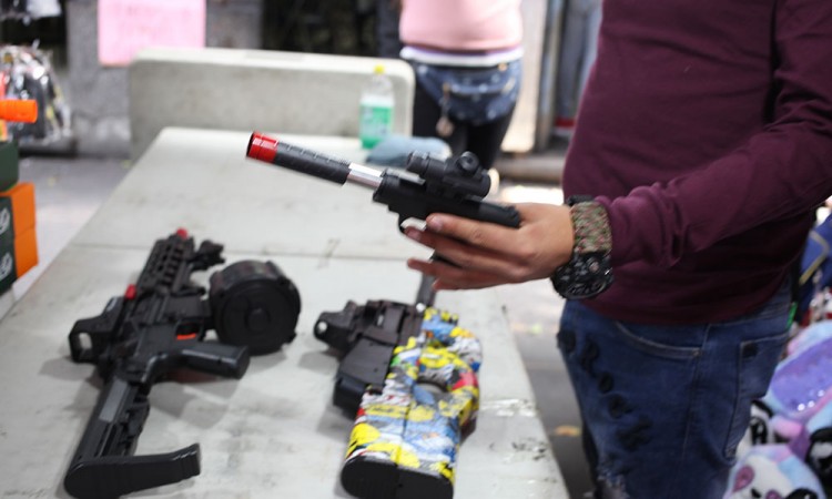 Pistolas, juguetes populares que prevalecen por generaciones