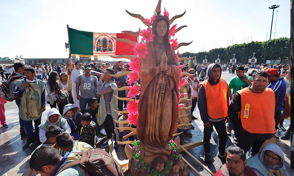 Con 129 años de tradición, poblanos peregrinan hacia la Basílica de Guadalupe