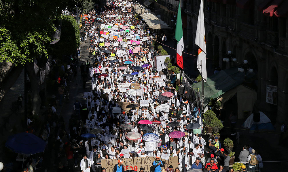 ¡Escucha mis protestas! Exigen miles de alumnos al marchar en Puebla