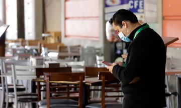 Meseros en Puebla piden ayuda ante cancelación de eventos por coronavirus 