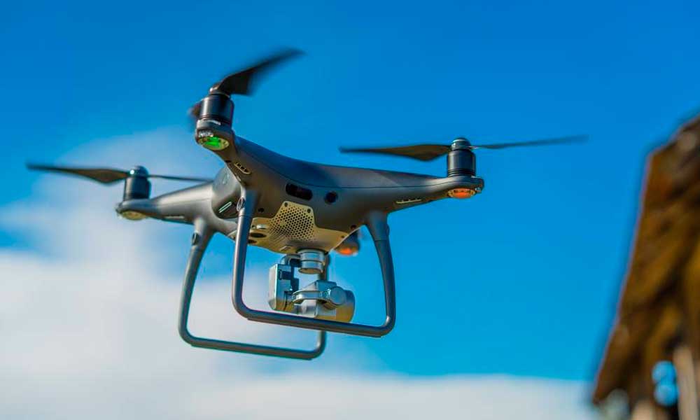 Con drones, piden mantenerse en casa por COVID-19