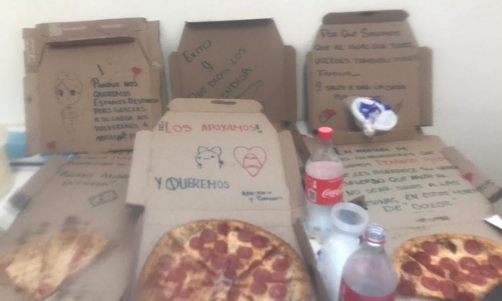 Pizzería manda mensaje de aliento a médicos 