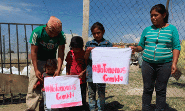 Poblanos realizan protesta desde casa por falta de alimento