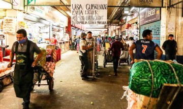 Regular&aacute;n mercados de Puebla para evitar aglomeraciones