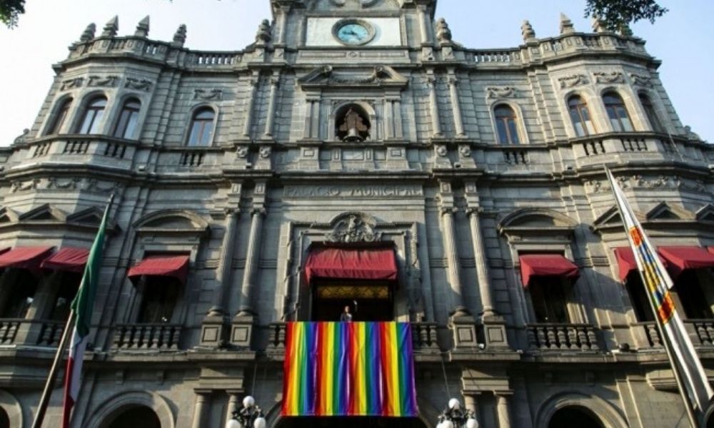 Ayuntamiento de Puebla coloca bandera LGBT