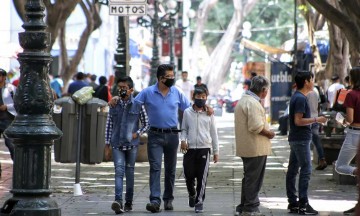 Familias poblanas pasean en Centro Histórico en semáforo rojo