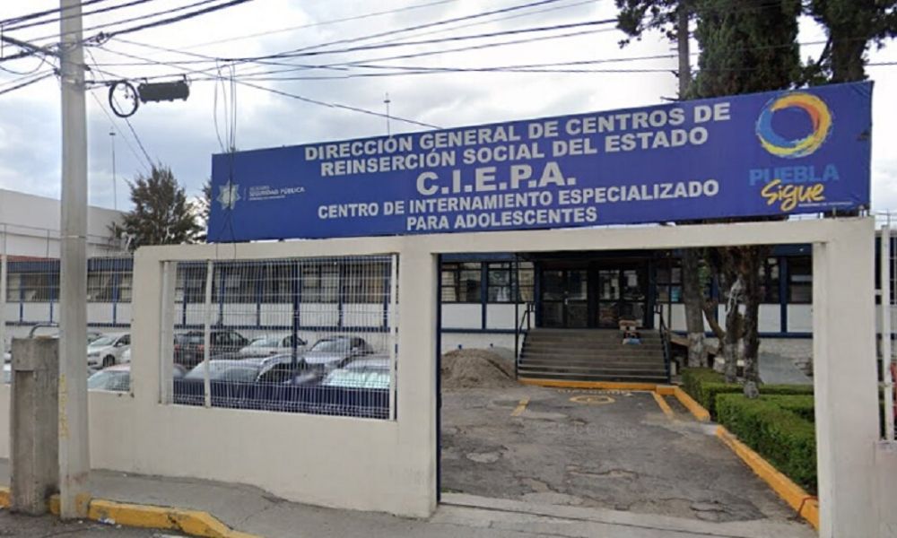 Trasladan a reos contagiados al penal Covid en Puebla
