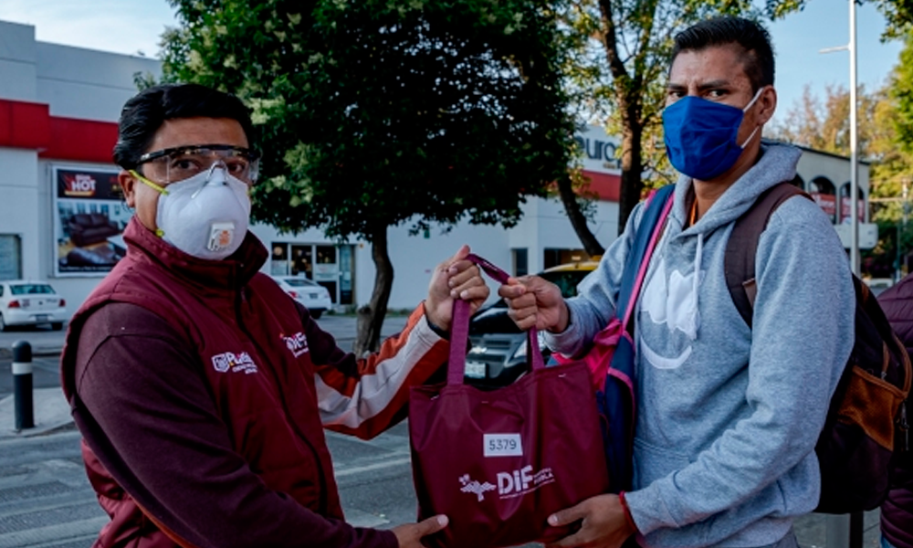 Entregan kits de sanitización en la capital poblana 