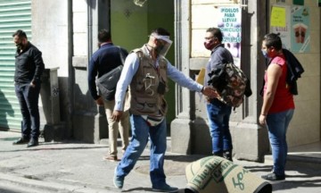 Sanitizan y marcan Sana Distancia en el Centro Histórico
