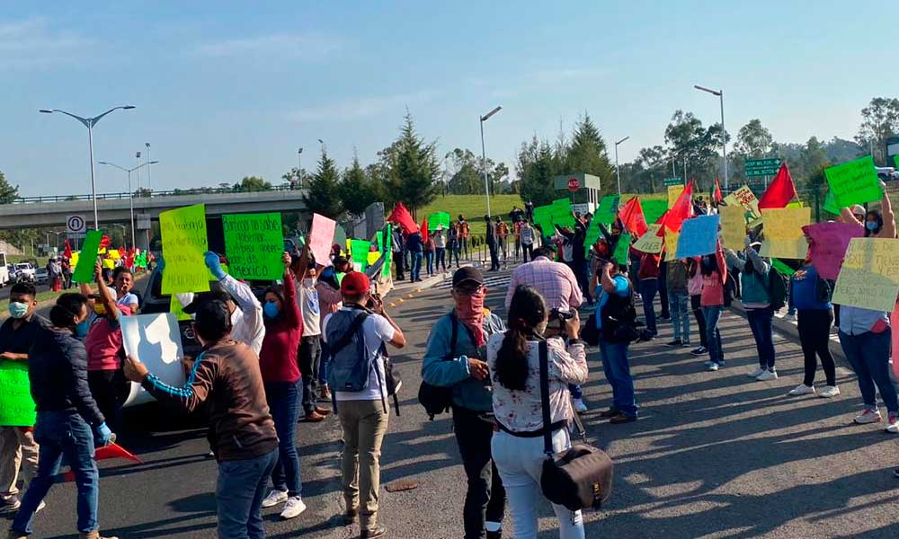 Antorchistas protestan contra AMLO en su visita por Puebla