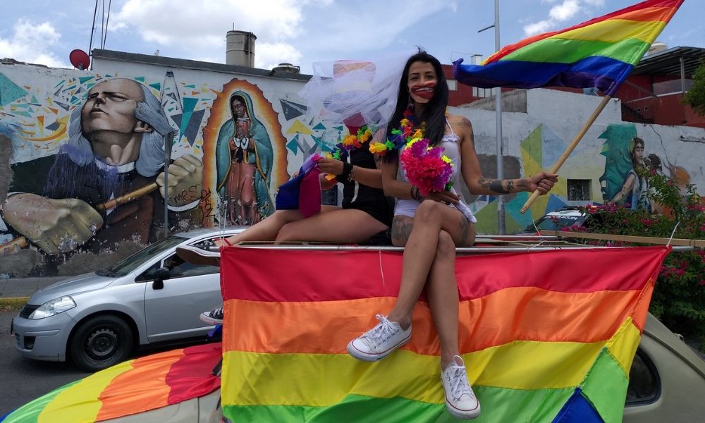 En caravana con colores LGBTI comunidad pide trato igualitario en Puebla 