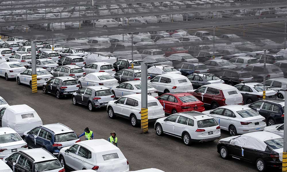 VW produjo 8 mil autos en plena pandemia; Barbosa advierte una sanción