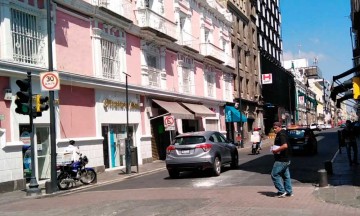 Poblanos abarrotan calles del Centro Histórico en primer día de apertura parcial