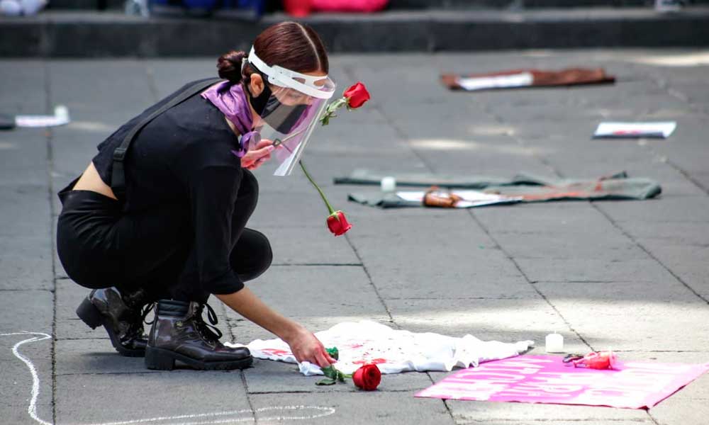 Pintan los nombres del feminicidio en el zócalo de Puebla
