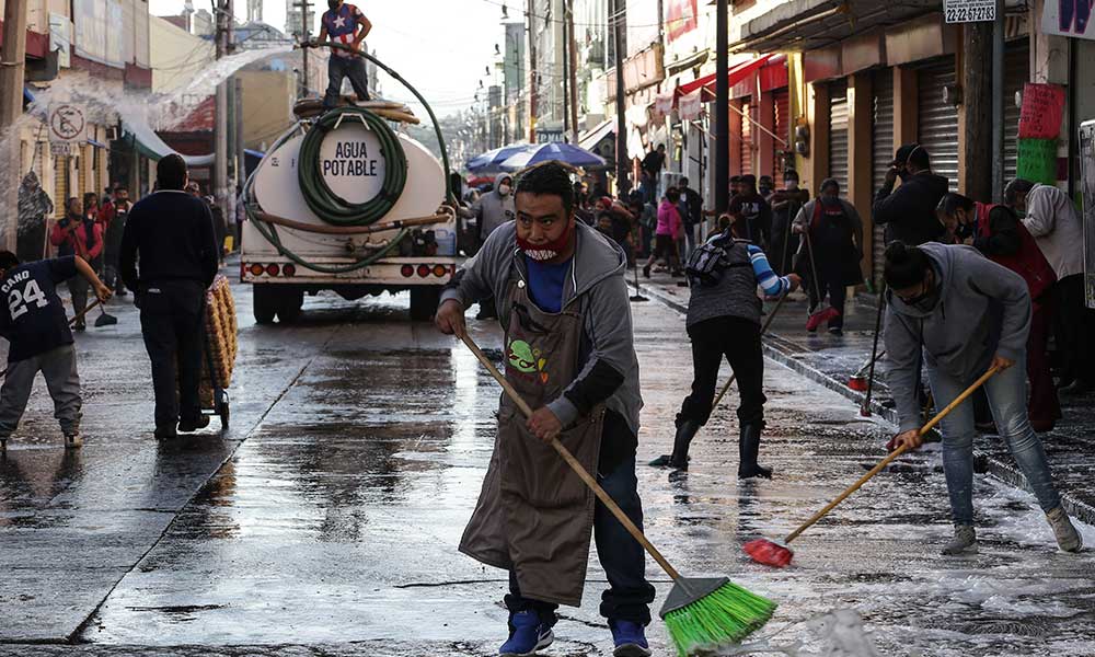 Locatarios limpian por si mismos el Mercado 5 de Mayo.