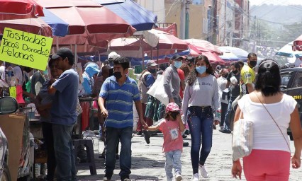 Acuerdan ambulantes vender sólo “productos esenciales”