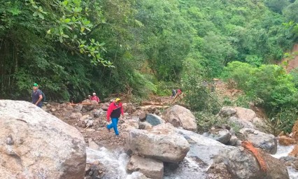 Evacúan familias cerca del río Tlaola por intensas lluvias