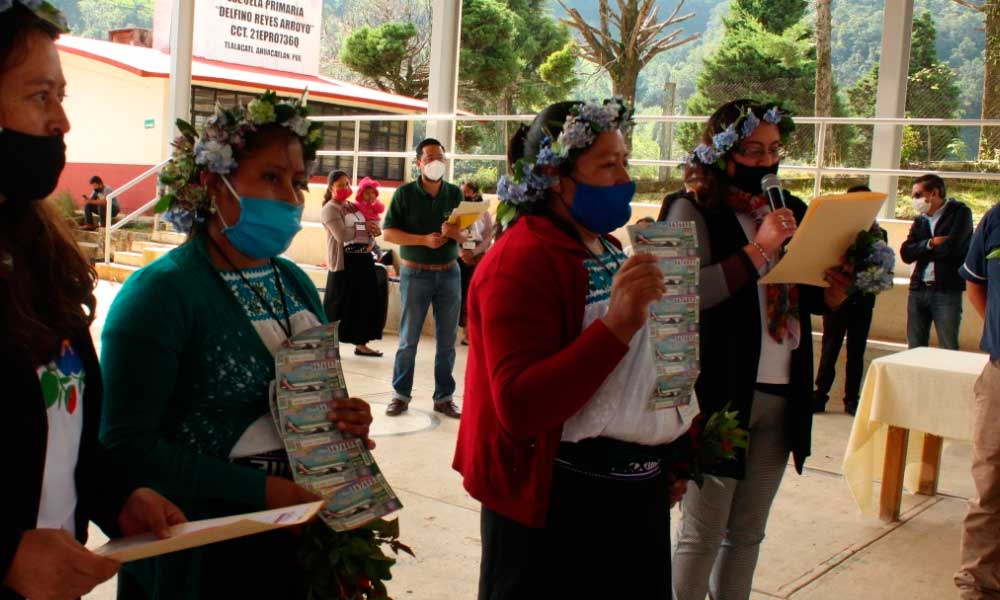 Entregan cachitos para avión presidencial a escuelas indígenas de Puebla